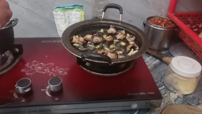 Cho các nguyên liệu vào nấu cùng.