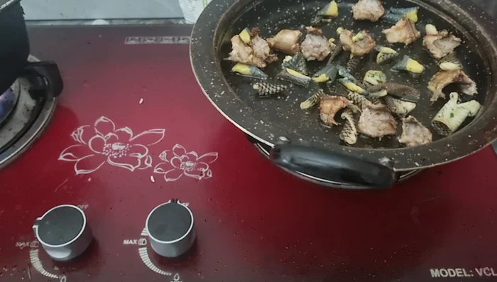 Nêm nếm gia vị.