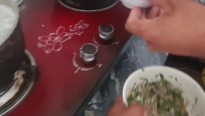 Cho thêm nguyên liệu tùy thích (ví dụ: rau).