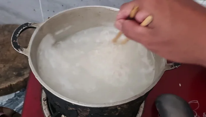 Sơ chế thịt rắn, băm nhỏ.