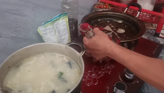 Thêm gia vị (ví dụ: đường).