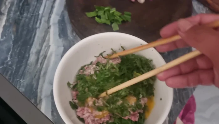 Cho bột ngọt vào.