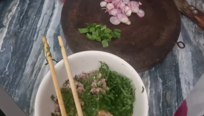 Chuẩn bị nguyên liệu nấu cháo.