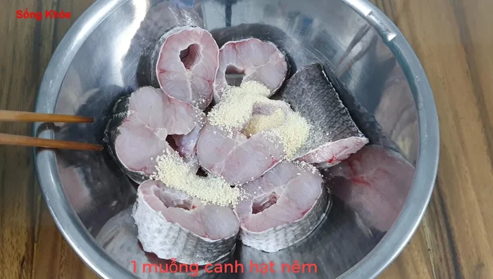 Ướp cá: Cho vào cá các gia vị gồm hạt nêm, bột ngọt, muối, nước mắm, tương ớt, hành tím băm nhuyễn. Ướp khoảng 30 phút.