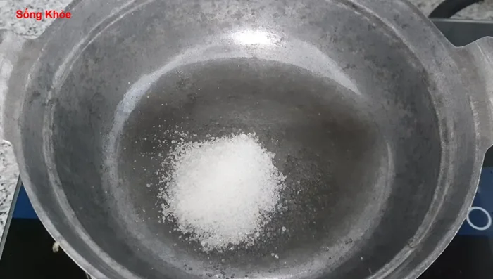 Làm nước màu: Cho 1 muỗng canh đường vào chảo, đun nhỏ lửa cho đến khi đường chuyển màu đỏ nâu, thêm chút nước.
