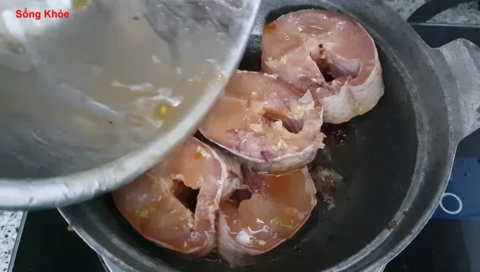 Kho cá: Cho cá vào nồi, thêm hành tím phi thơm, nước màu. Đun nhỏ lửa, thêm nước sao cho ngập cá.