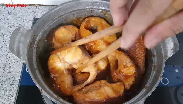 Nêm nếm: Thêm nước nếu cần, nêm nếm lại gia vị cho vừa ăn.