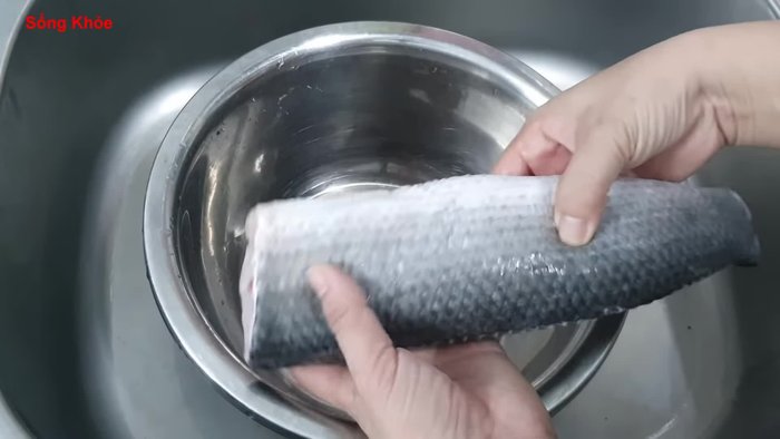Sơ chế cá: Dùng giấm và muối (1/3 chén giấm, 1 muỗng canh muối) để làm sạch cá, khử mùi tanh. Cạo sạch nhớt.