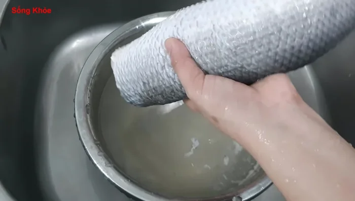 Khứa cá thành từng khoanh vừa ăn.