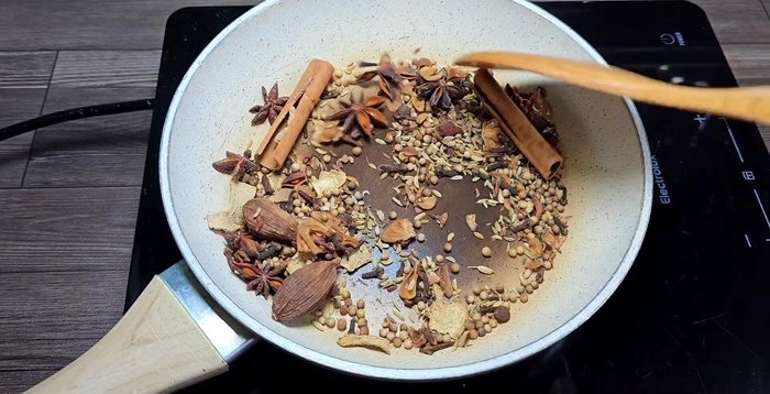 Rang hai gói nấu phở cho đến khi mùi thơm bốc lên. Để nguội, cho vào túi lọc.