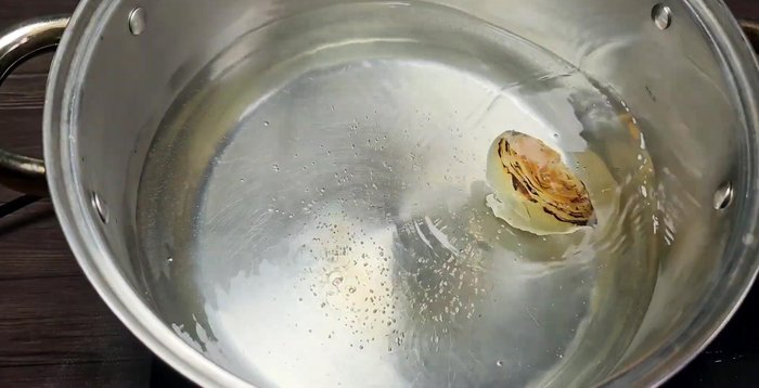 Cho 3 lít nước vào nồi, luộc gà cùng hành trắng, hành tím, gừng đã nướng và gói gia vị phở.