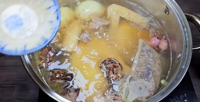 Thêm đường, bột ngọt, muối vào nồi khi luộc gà (khoảng 25 phút). Ủ gà thêm 20 phút sau khi tắt bếp.