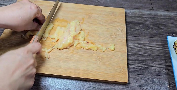 Cắt mỡ gà, phi cùng gừng, hành tím cho đến khi mỡ tan ra. Cho gà vào chảo, đảo đều.