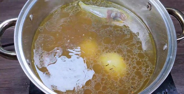 Thêm 1 lít nước vào nồi nước dùng gà. Cho nước mắm vào, đun sôi lại. Cho phần mỡ gà phi vào.
