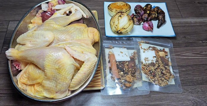 Sơ chế gà, rửa sạch. Nướng hành trắng, hành tím, gừng trên bếp than cho thơm rồi rửa lại.