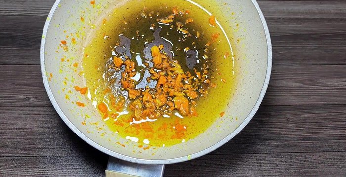 Khử dầu nghệ với dầu ăn (tùy chọn, để màu gà đẹp hơn). Phết lên gà.