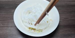 Cách Nấu Phở Gà Ngon Tại Nhà: Nước Lèo Trong, Thịt Vàng Ươm