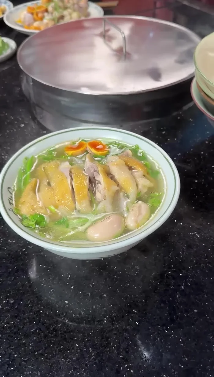 Trưng dầu thơm: Cho mỡ gà (hoặc dầu ăn) vào chảo, đun nhỏ lửa cho mỡ tan chảy. Thêm hỗn hợp gia vị đã rang vào, đun nhỏ lửa đến khi dậy mùi thơm. (30.72)