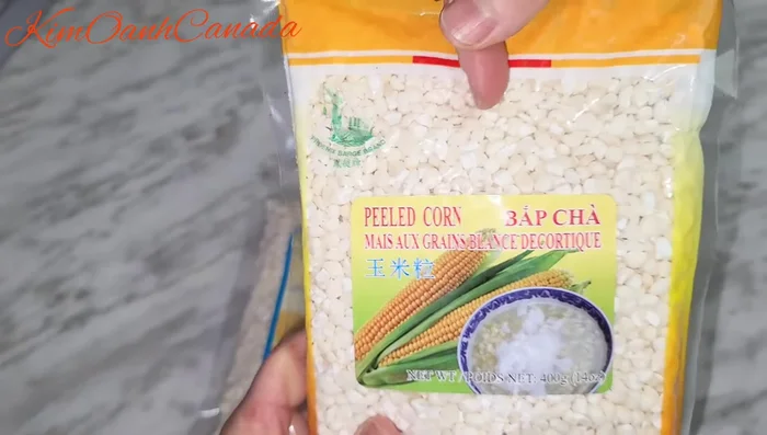 Lựa chọn bắp tươi, trắng, ít hoặc không có các đốm vàng hoặc đen. Nếu mua bắp cũ, loại bỏ những bắp có nhiều đốm vàng, đen.