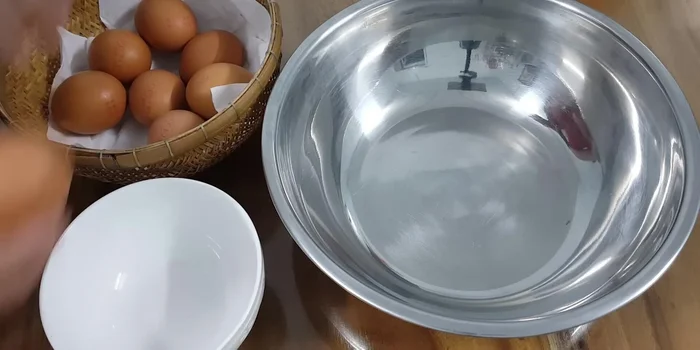 Trộn hỗn hợp trứng: Đánh tan 6 lòng đỏ trứng gà và 8 lòng trắng trứng gà cùng với sữa đặc, vani (nếu dùng).