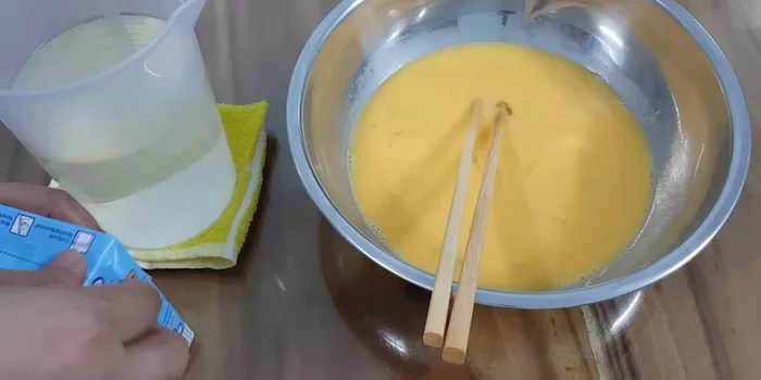 Pha sữa: Pha 700ml nước nóng (không quá nóng) với sữa đặc.