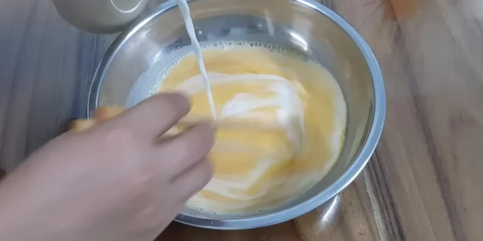 Trộn đều hỗn hợp trứng và sữa đã pha, lọc qua rây cho mịn.