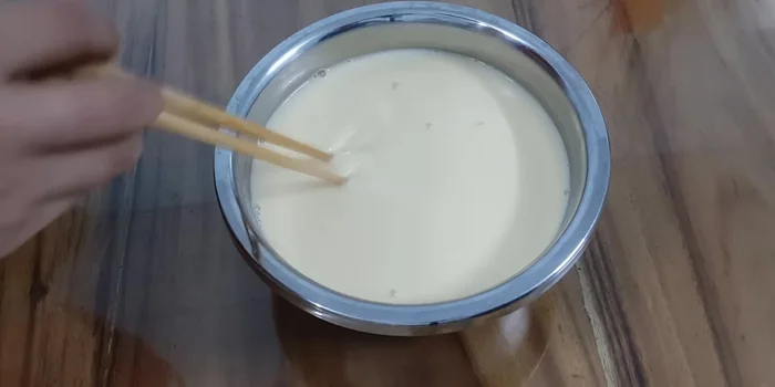 Đổ hỗn hợp trứng sữa vào khuôn đã có caramel.