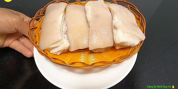 Rửa sạch thịt và lau khô. Rắc muối lên da và thoa đều. (169.8)