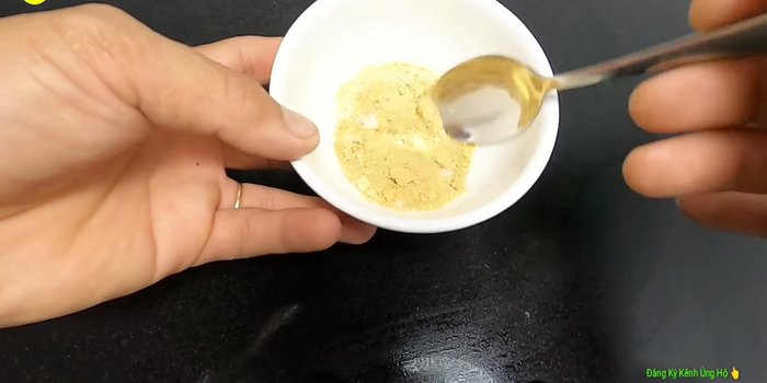 Trộn đều bột ngọt, bột nêm, muối, bột hành, bột tỏi, tiêu. Ướp thịt với hỗn hợp gia vị. (174.28)