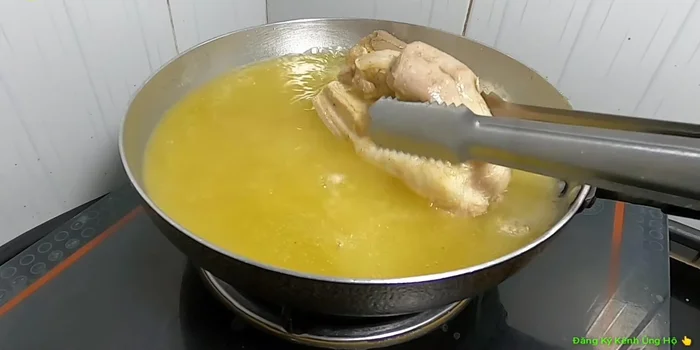 Cho thịt vào chảo dầu nóng, chiên ngập dầu cho đến khi vàng đều và giòn. (271.36)