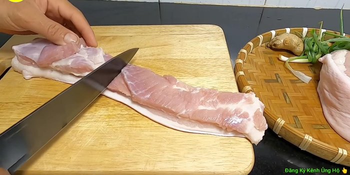 Cắt thịt ba chỉ thành từng khúc vừa ăn. Thái gừng thành lát mỏng.