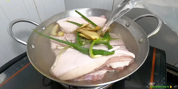 Luộc thịt với gừng, hành lá, muối trong khoảng 15 phút, nhớ vớt bọt để thịt trắng đẹp. (91.64)