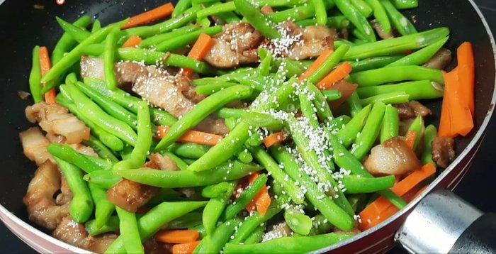 Nêm nếm gia vị: 1 muỗng bột nêm, 1/2 muỗng bột ngọt, 1 muỗng canh nước tương. Trộn đều cho thấm (349.62).