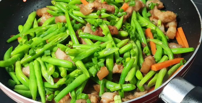 Rắc hành lá lên trên, tắt bếp (384.38).