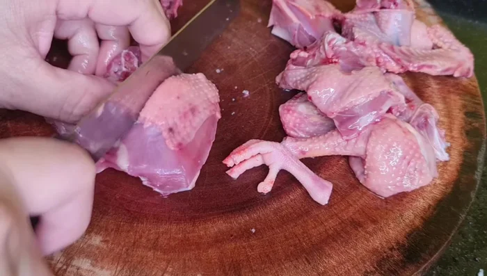 Thái thịt chim bồ câu thành miếng vừa ăn.