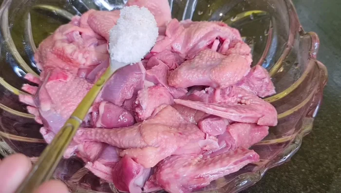 Ướp thịt chim với 1 thìa cà phê bột canh, 2 thìa cà phê nước mắm ngon, 1 thìa cà phê hạt tiêu, 1 chút rượu trắng, tỏi băm, ớt băm. Trộn đều và ướp khoảng 10 phút cho ngấm gia vị.