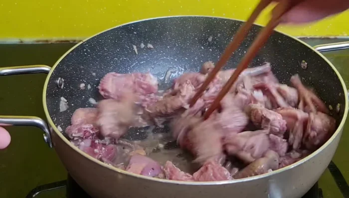 Cho thịt chim vào xào với lửa to. Không cho thêm nước, xào cho đến khi thịt chim khô, săn lại.